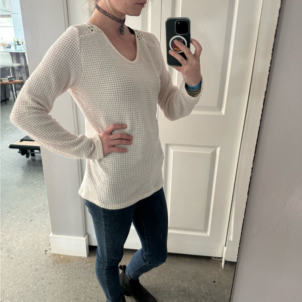 GORGEOUS Crochet Back Design Sweater - Picture 5 of 7
